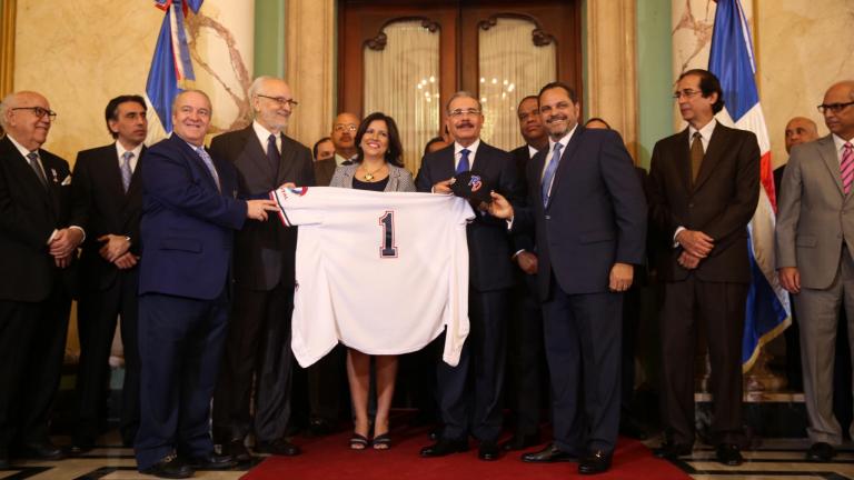 Danilo Medina junto a drigentes y peloteros de los Tigres del Licey y de la Liga Dominicana de Béisbol