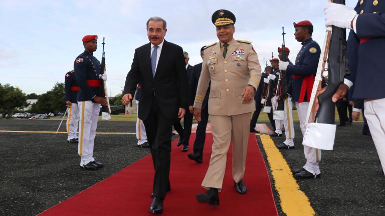 Danilo Medina caminando