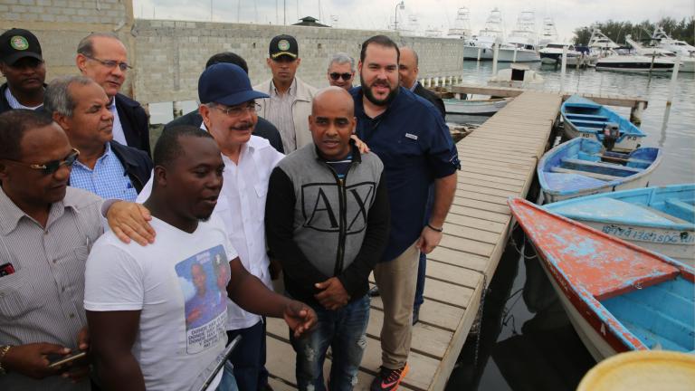 Danilo Medina y pescadores Boca Chica