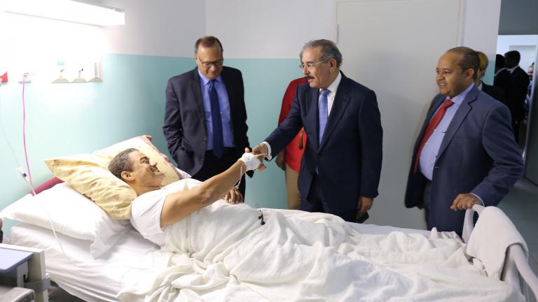 Danilo Medina saluda paciente