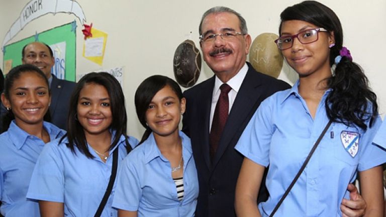 Danilo Medina junto a estudiantes de Hermanas Mirabal