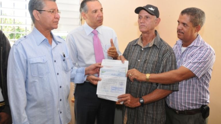 Ministro Administrativo de la Presidencia, José Ramón Peralta entrega cheque a productores