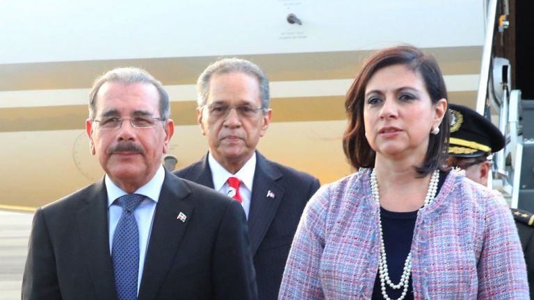 Presidente Danilo Medina es recibido por la vicepresidenta de Honduras, María Antonieta de Bográn