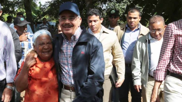 Danilo Medina junto a mujeres