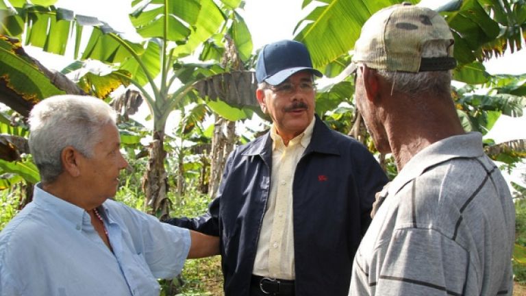 Danilo Medina junto a trabajadores del campo