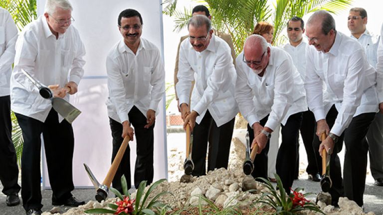 Presidente Danilo Medina, acompado por el presidente del Consejo de Caucedo Investment Corporation, Samuel Conde y el presidente del Consejo de PW, sultán Amhed Bin Sulayem