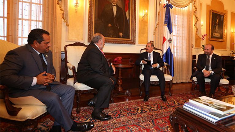 Presidente Danilo Medina y el l exsenador español Rodolfo Ainsa Escartin