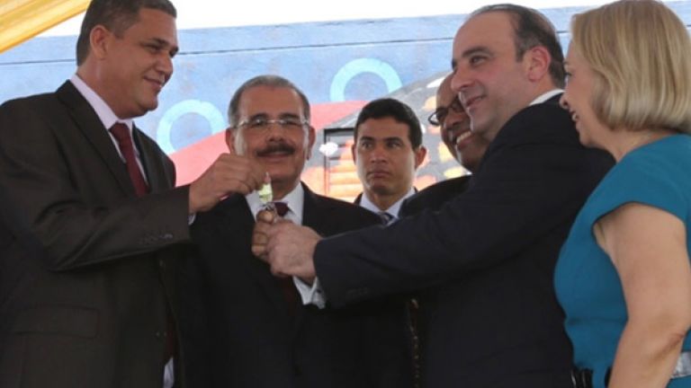 Danilo Medina entregando viviendas en Hermanas Mirabal