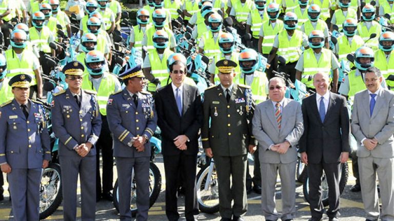 Ministro de la Presidencia, Gustavo Montalvo entrega motocicletas al director de AMET, general Juan Gerónimo Brown Pérez