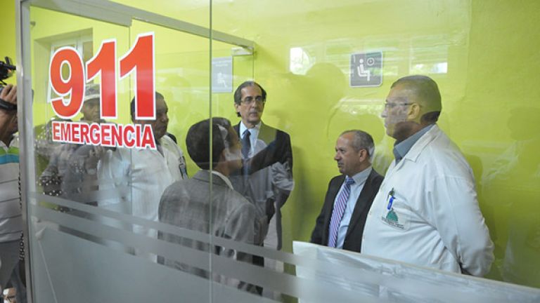 Ministro Montalvo recorre hospitales del Gran Santo Domingo 