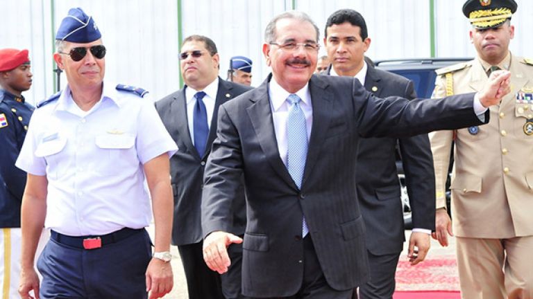 Danilo Medina sale a México.