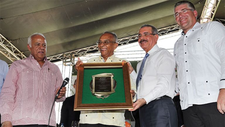 Presidente Danilo Medina recibe placa de reconocimiento