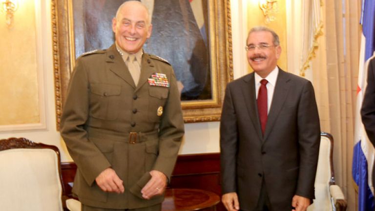 Danilo Medina junto a John Kelly