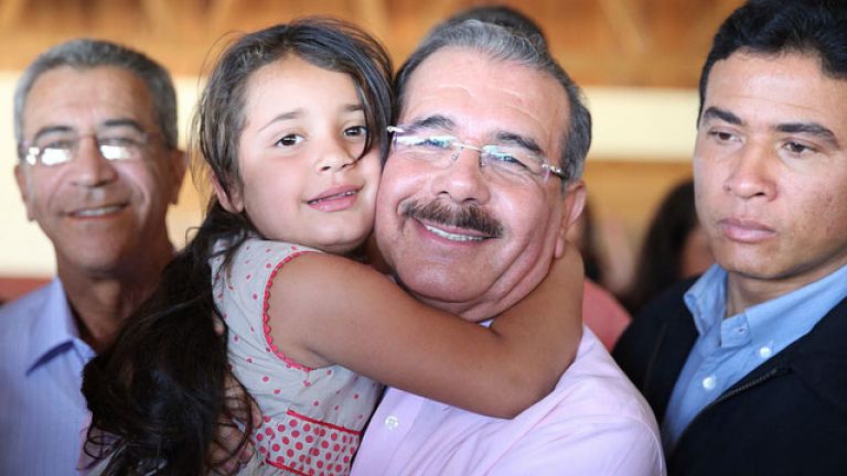VS 65. Danilo Medina visita Juncalito; dispone siembra de chinola en apoyo caficultores