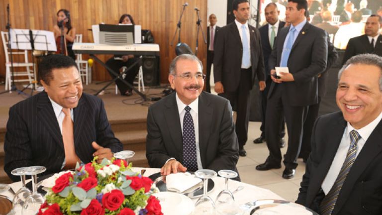 Presidente Danilo Medina; ministro Administrativo de la Presidencia, José Ramón Peralta y el director de los Comedores Económicos, Ramón Rodríguez