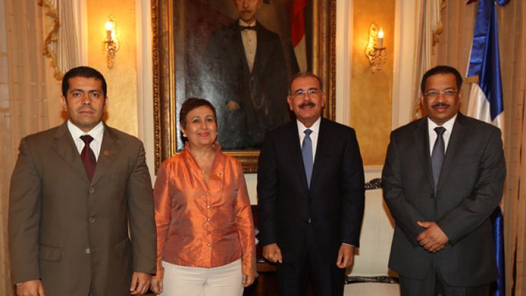Presidente Danilo Medina junto a los presidentes de la Junta Central Electoral (JCE), Roberto Rosario, y del Consejo Nacional Electoral de Venezuela, Tibisay Lucena Ramírez. 