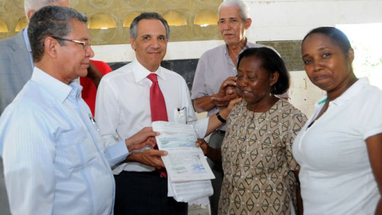 El ministro José Ramón Peralta entregando cheques en Palenque