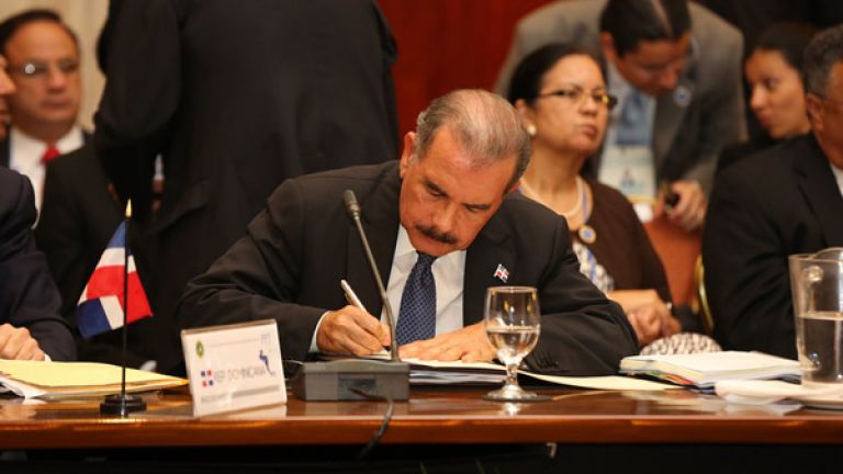 Presidente Danilo Medina firma declaración