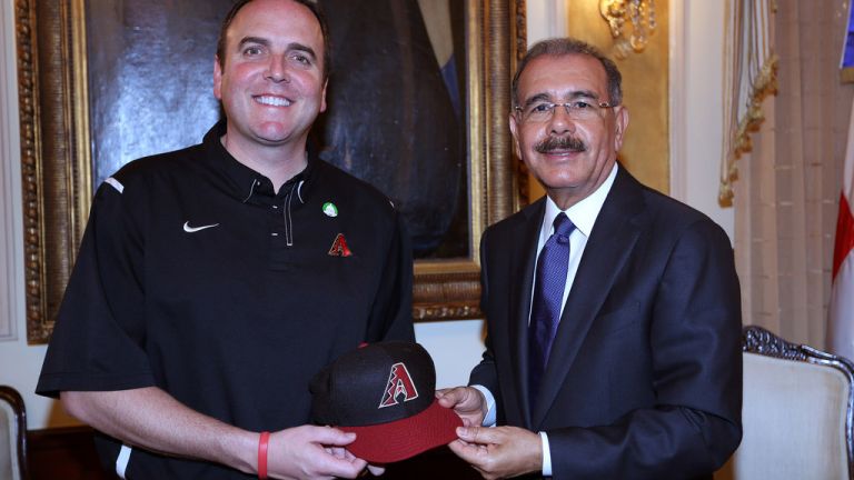 Presidente Danilo Medina y el presidente de los Diamondbacks, Derrick Hall