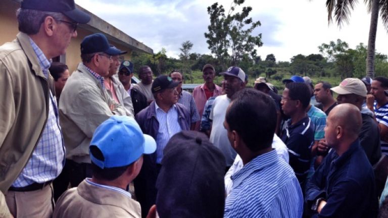Danilo Medina con agricultores