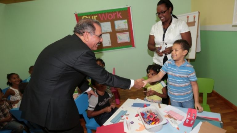Danilo Medina saluda niño en ALORICA