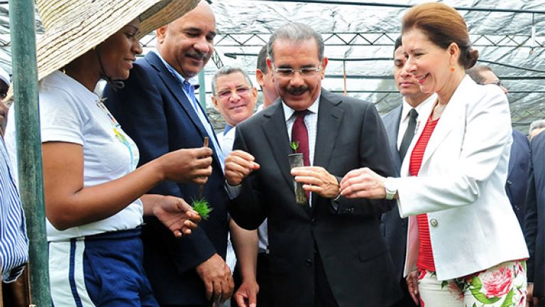Presidente Danilo Medina; ministro de Medioambiente, Bautista Rojas Gómez y presidenta de Sur Futuro, Melba Segura de Grullón