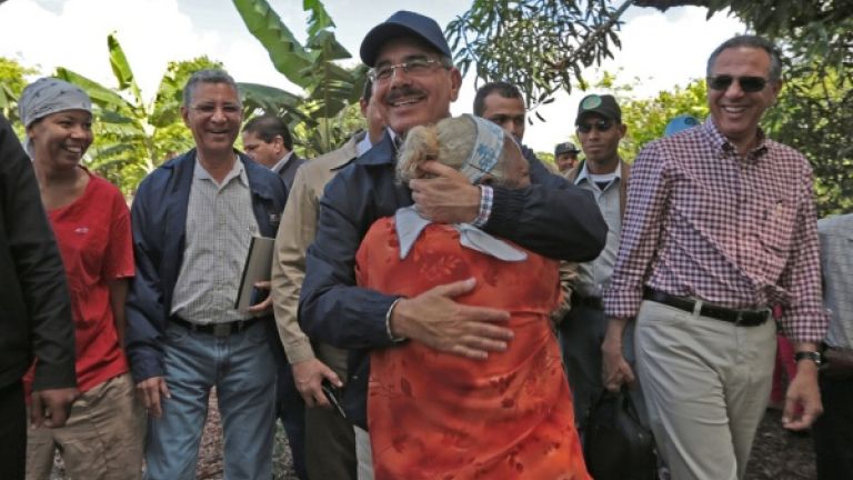 Danilo Medina abraza señora en Nagua